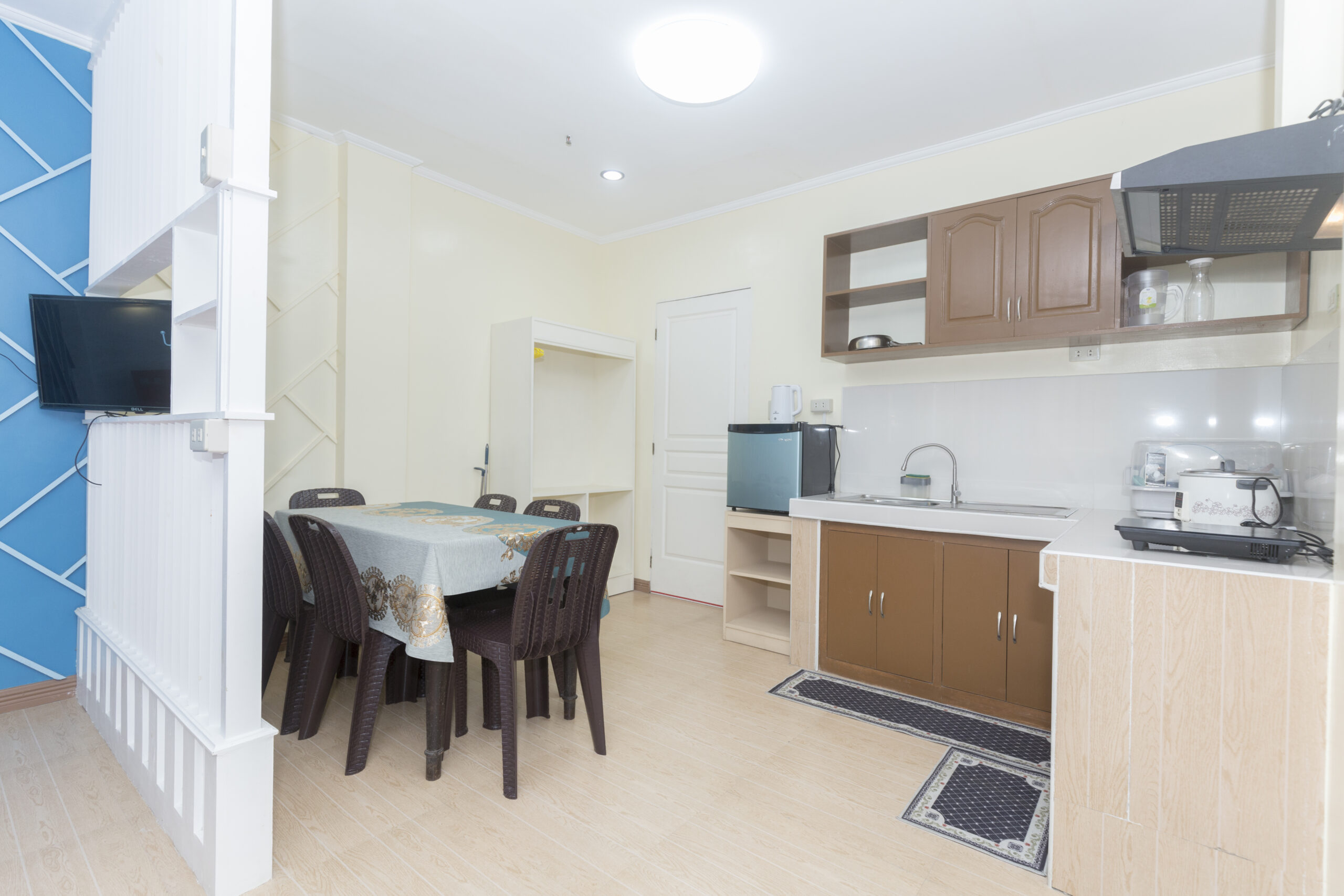 ROOM 105 - Image 7
