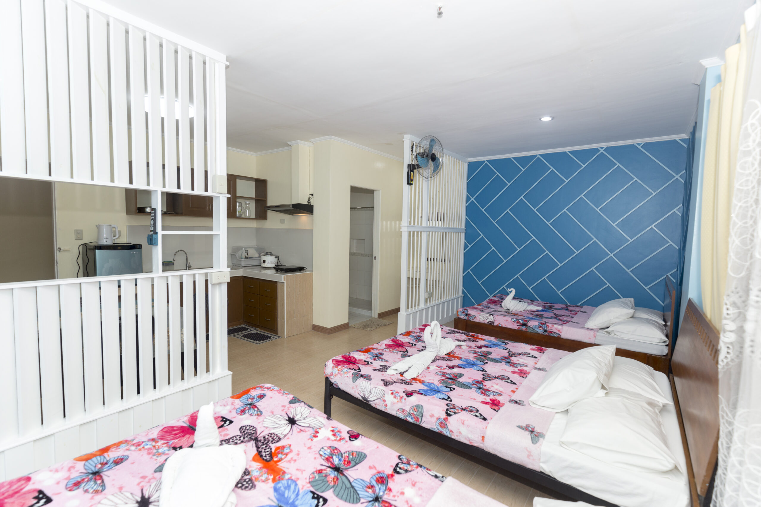 ROOM 105 - Image 2